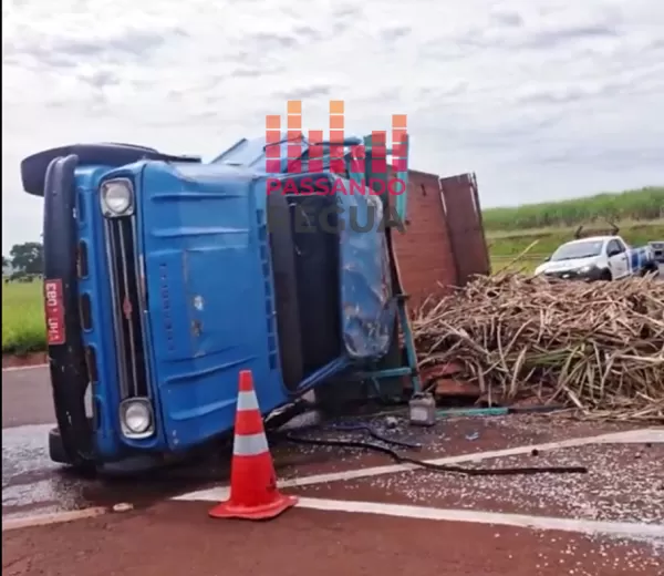 Caminhão carregado com cana tomba na SP-327 em Ourinhos