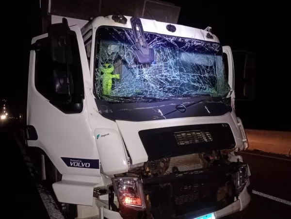 Colisão traseira entre caminhões deixa uma pessoa ferida na SP-225, em Santa Cruz do Rio Pardo