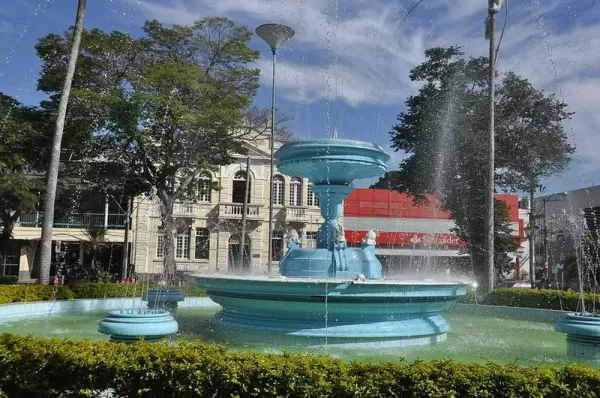 Menino de 3 anos é resgatado após se afogar em fonte de praça no interior de SP