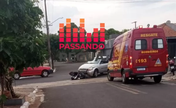 Motociclista é arremessado após colisão com carro na Cohab, em Ourinhos