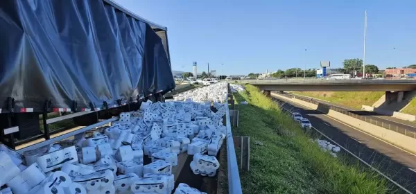 Alça de acesso à rodovia em Jaú é bloqueada após queda de carga de papel toalha
