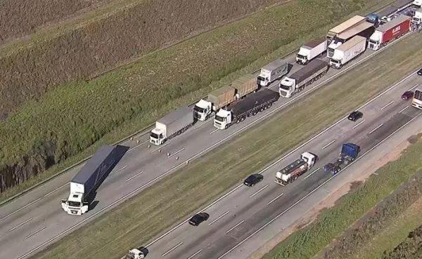 Vítima de sequestro, motorista desmaia após parar carreta e interdita trecho do Rodoanel em Itapecerica da Serra 