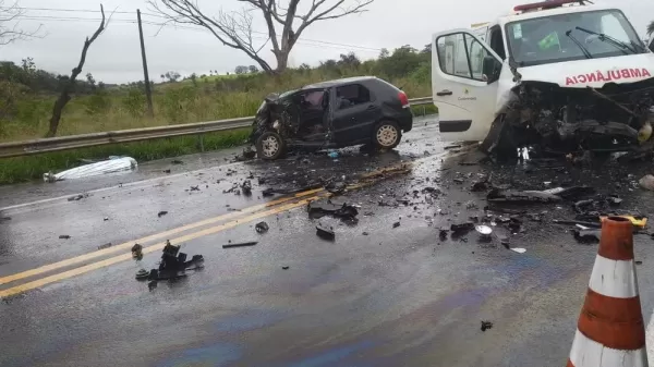 Motorista morre em colisão frontal com ambulância na Rodovia Assis Chateaubriand, em Barretos
