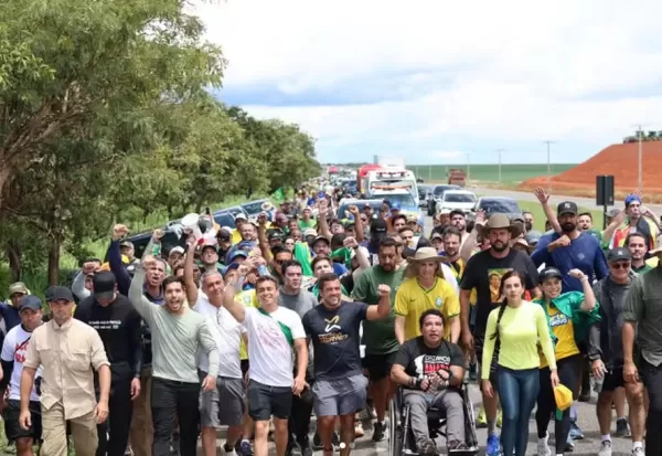 Caminhada de Nikolas Ferreira até Brasília por anistia ao 8 de janeiro reúne parlamentares e aliados da direita