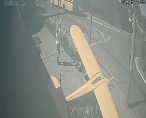 Homem furta lâmpadas de pub em Ourinhos e foge em ônibus circular