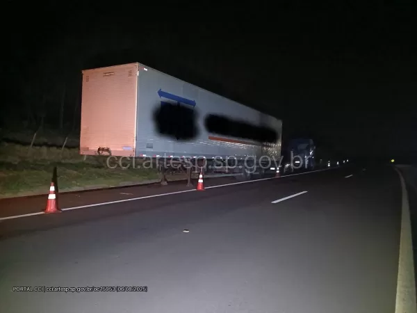 Carreta com 10 toneladas de peças agrícolas pega fogo em rodovia em Marília 