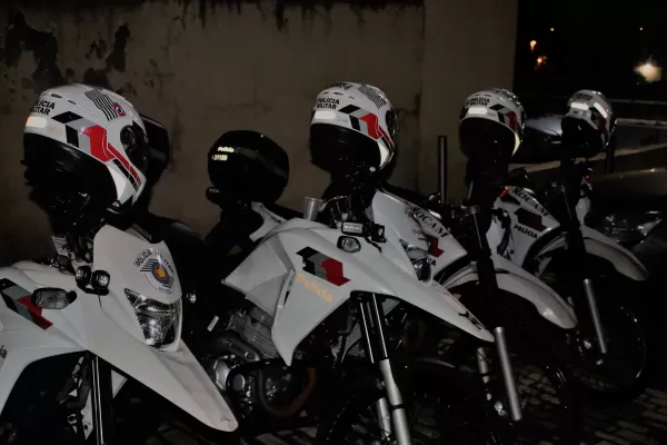 Jovem de 20 anos é preso após PM descobrir placa de motocicleta adulterada com fita adesiva em Ourinhos