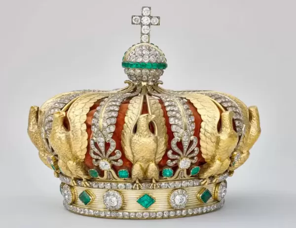 Parte de joias roubadas do Louvre é localizada danificada em rua de Paris