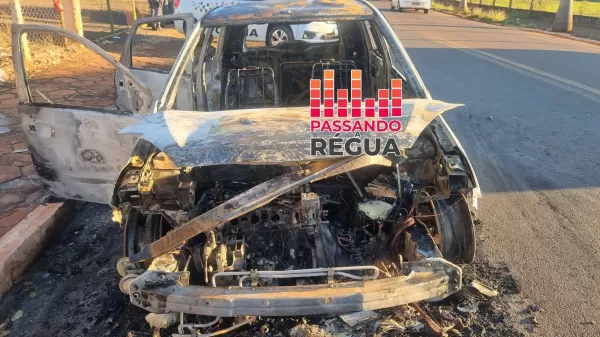 Ford Fiesta é destruído por incêndio em Ourinhos