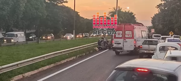 Homem é socorrido pelo SAMU após acidente na Raposo Tavares, em Ourinhos