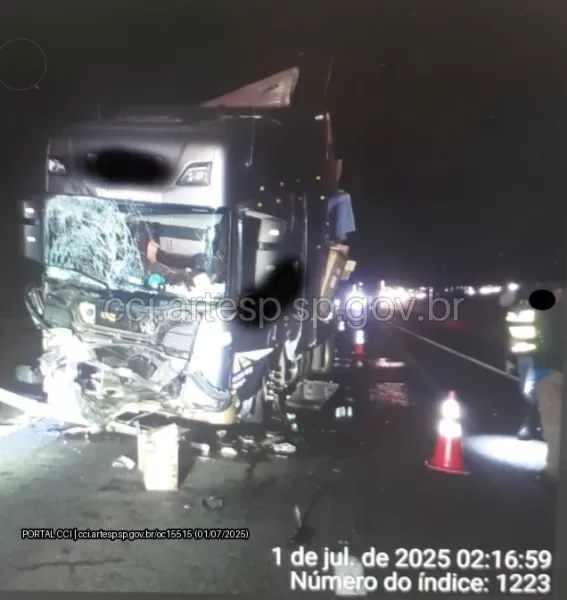 Colisão entre carretas mobiliza equipes na Rodovia Castello Branco em Bofete