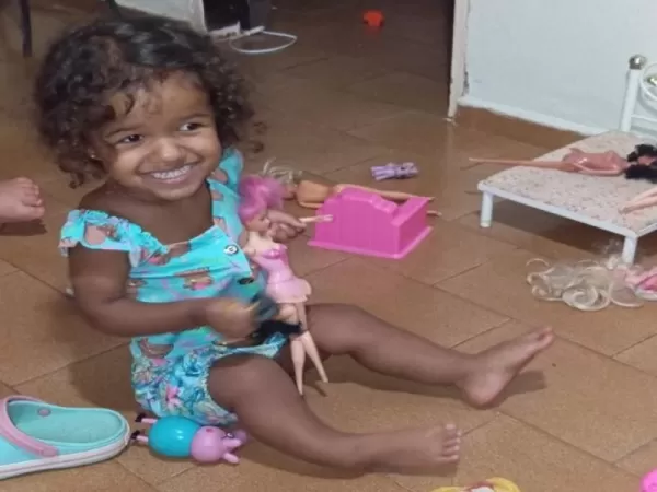 Menina de 4 anos de Palmital, com doença rara, faz campanha para realizar cirurgia ortopédica em Marília