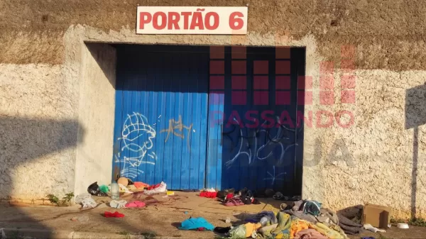 Homem é brutalmente assassinado em frente a estádio de futebol na região 
