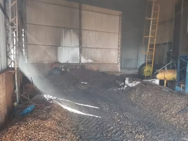 Incêndio atinge silos de secagem de amendoim e fogo destrói 2 mil sacas em Quintana