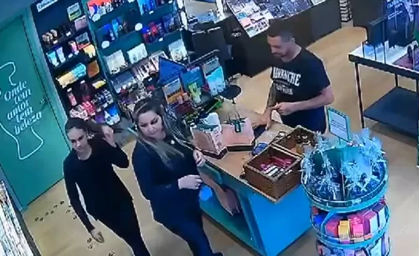 VÍDEO: Homem é flagrado furtando celular em loja de Ipaussu; Polícia recupera o aparelho