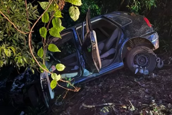 Colisão lateral seguida de capotamento deixa motorista gravemente ferido na BR-369, em Bandeirantes