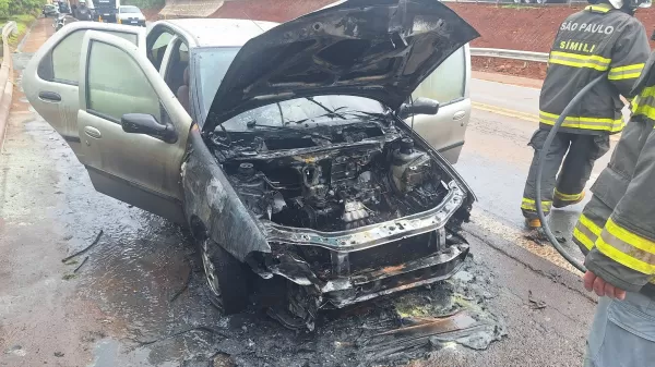 Fiat Palio pega fogo na SP-225 em Santa Cruz do Rio Pardo; motorista não se feriu e pede ajuda para recuperar veículo