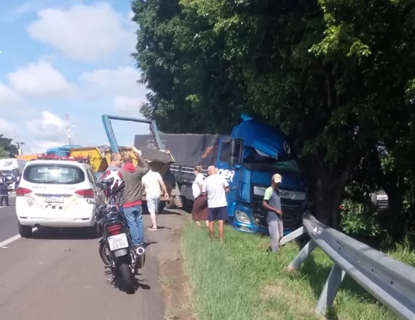 Motorista morre após passar mal e perder controle de carreta carregada de vinho em Marília