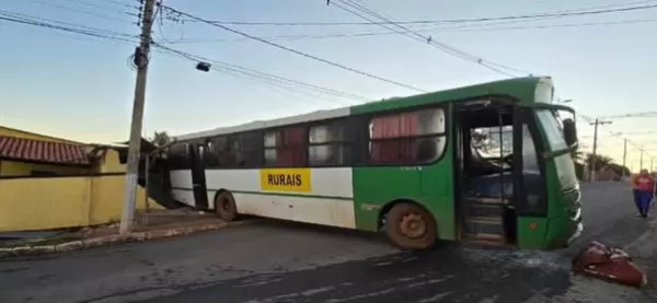 Ônibus com trabalhadores rurais perde o freio e atinge residência em Espírito Santo do Turvo