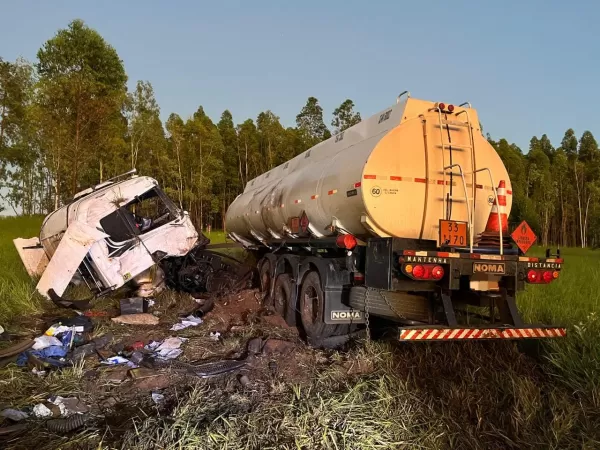 Caminhão sai da pista e invade empresa no Paraná