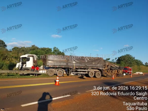 Motorista de carreta bitrem morre após grave acidente em Taquarituba