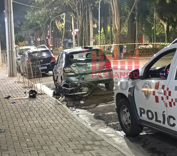Dois jovens ficam gravemente feridos em acidente de moto após fuga da polícia no centro de Ourinhos