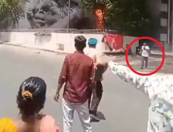 Único sobrevivente de queda de avião na Índia aparece em vídeo caminhando após explosão