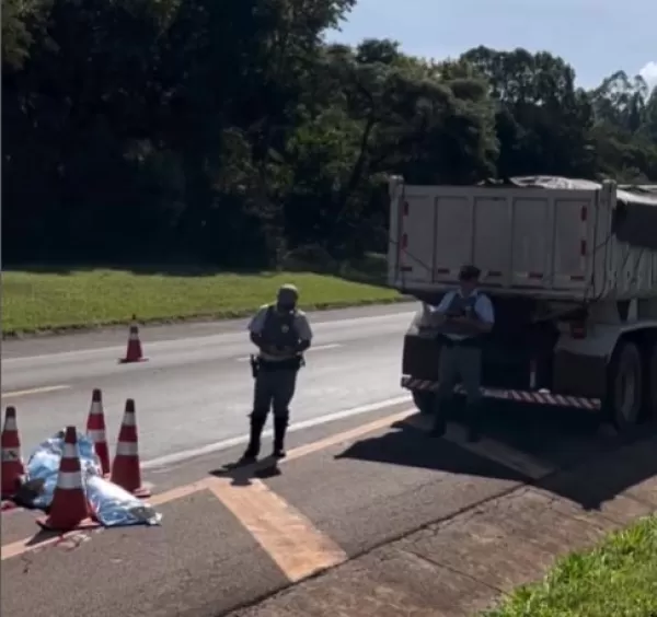 Morador de Ourinhos morre atropelado pelo próprio caminhão em acidente na SP-255, em Avaré