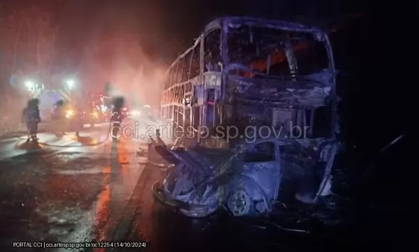 Motorista e passageiro de Fusca morrem após veículo pegar fogo em batida com ônibus no Centro-Oeste Paulista 