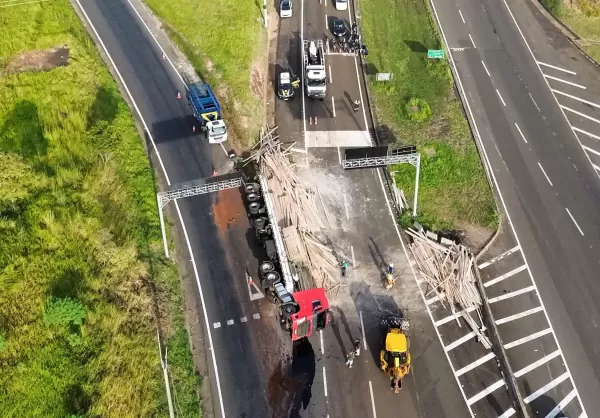 Caminhão carregado com vigotas de madeira tomba na BR-153, em Jacarezinho