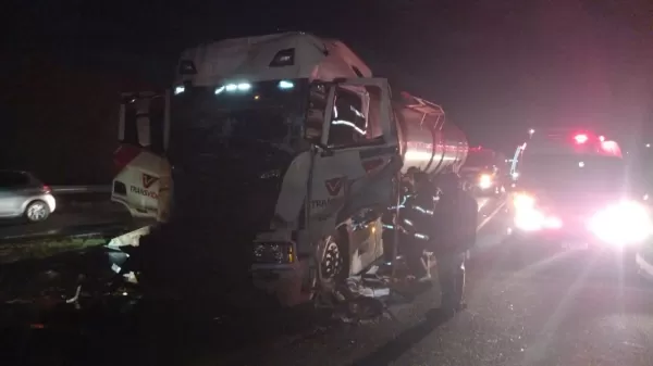 Acidente com três veículos deixa uma vítima grave na Raposo Tavares em Assis