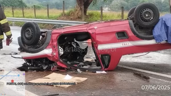 Viatura dos Bombeiros capota na SP-294 entre Bauru e Piratininga e deixa um ferido em estado grave