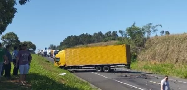 Acidente com quatro veículos interdita trecho da BR-153 em Marília e deixa motorista ferido