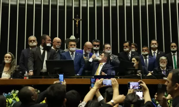 Oposição ocupa mesas do Congresso e exige anistia, impeachment de Moraes e fim do foro privilegiado após prisão domiciliar de Bolsonaro