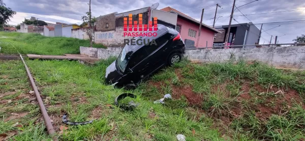 Carro fica pendurado em passagem da linha férrea no Jardim Ouro Verde, em Ourinhos