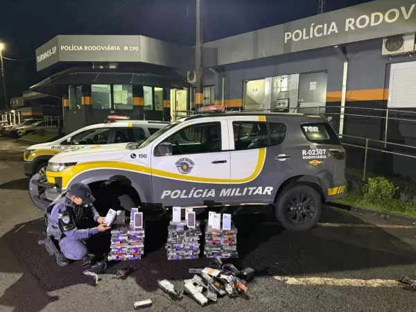 TOR apreende 342 iPhones escondidos em fundo falso de caminhão em Santa Cruz do Rio Pardo
