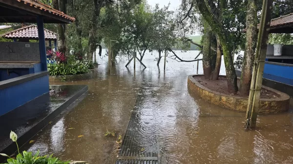 Rio Paranapanema sobe, provoca alagamentos e suspende atividades do Clube Balneário Diacuí, em Ourinhos