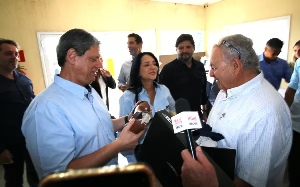Governador Tarcísio de Freitas chega a Ourinhos para inaugurações na região e recebe uma nova bota de presente