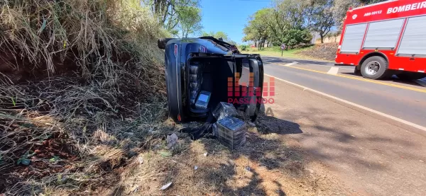 Carro cheio de droga capota na Rodovia Mello Peixoto em Ourinhos 