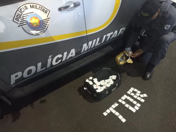 Polícia Rodoviária prende passageiro de ônibus transportando skank e cocaína em Garça