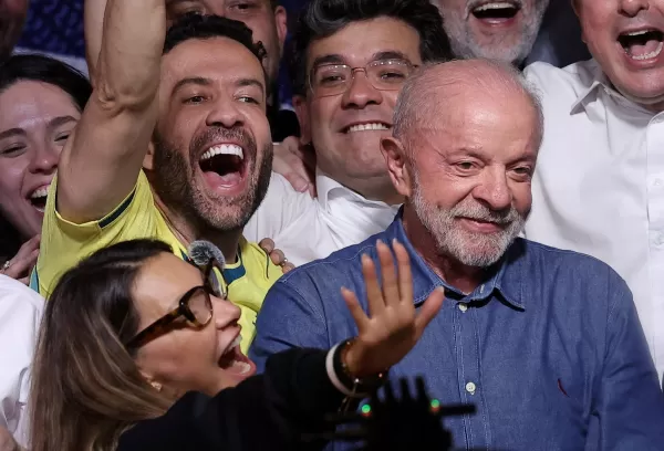 Mercado repercute vitória de Lula na eleição de 2026; Ibovespa em dólar despenca quase 30% nesta segunda-feira (26)