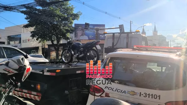 Motociclista tem moto apreendida após empinar veículo no Centro de Ourinhos