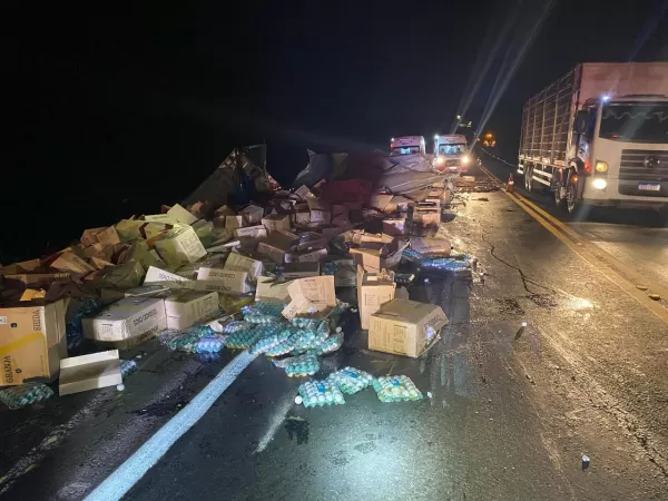 Motorista morre em grave acidente entre carretas na BR-153, em Santo Antônio da Platina