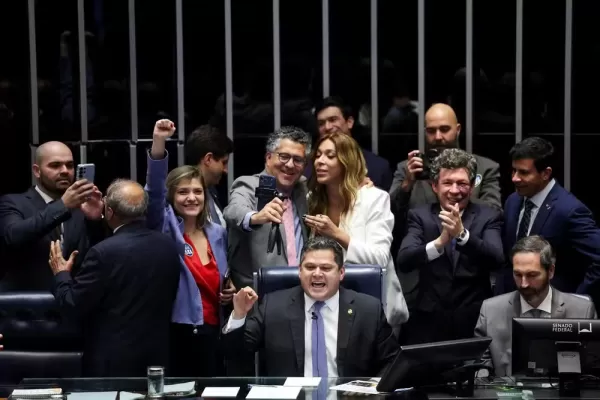 Senado aprova fim da escala 6x1 por 75 votos a 1; proposta prevê dois dias de folga por semana sem redução salarial