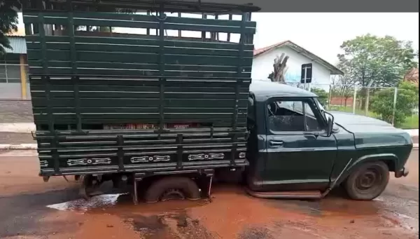 Ourinhos Saneamento realiza reparo emergencial após rompimento de rede e incidente com caminhão na Vila Brasil