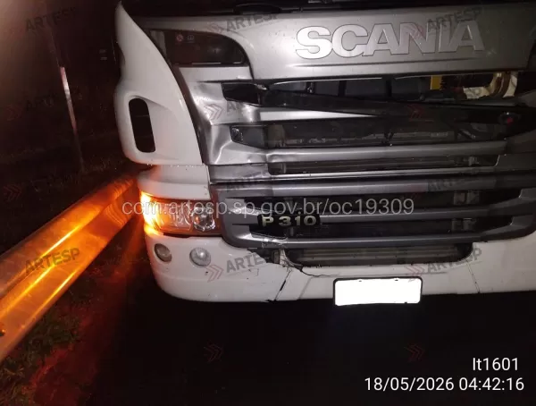 Homem morre atropelado por caminhão na SP-225 em Bauru durante a madrugada desta segunda-feira, 18
