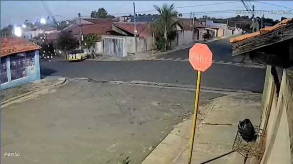 Vídeo: Grávida perde bebê após colisão com poste em Agudos; filhos saem ilesos