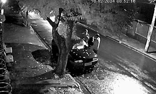 Carro é furtado na Vila Recreio em Ourinhos; ação foi filmada por câmeras de segurança