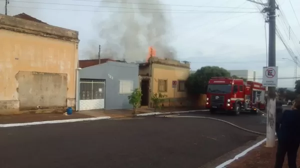 Incêndio atinge residência em Ourinhos na manhã deste sábado