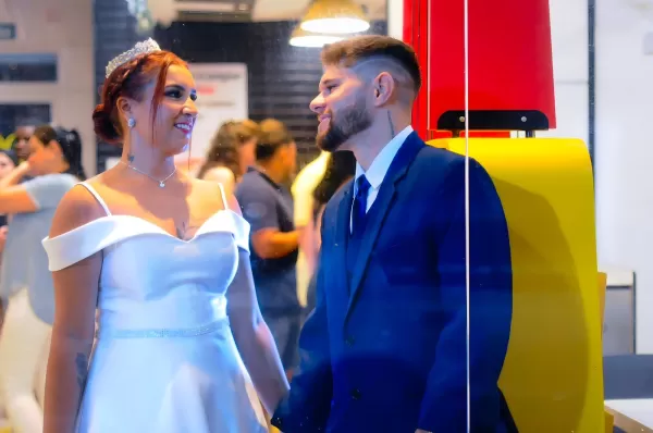 Casal de Ourinhos realiza sessão de fotos de casamento no McDonald’s 